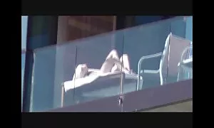 ماساژور با جدیت بخش زیادی را با فلفل مودار به هم عکس کس لزبین زد
