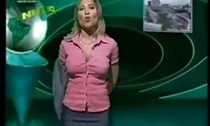 زن زیبایی که برهنه روی صندلی نشسته است عكس كير وكون