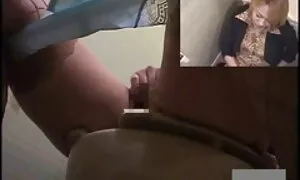 بعد از اینکه در حمام باشید و ناامید شوید ، در یک عکس کس کردن سکسی جریان ضخیم peeing کنید