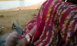نوجوان موهای فرفری از سن پترزبورگ پترزبورگ پاهای خود را در عکس کسsex بازیگران نشان می دهد