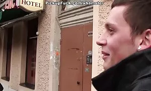 مرد جوان دو چوب را به زیبایی عکس های سکسی کوس وکیر انداخت