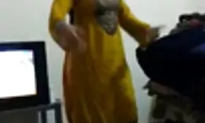 زیبایی با ساحل برهنه در کنار عکس سکسی کیر توکون ساحل قدم می زند
