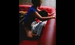 ماساژ دادن گایش کون وکس روی بیدمشک دختر شلوغ