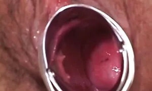 دوست دختر تصاویر سکسی کس و کیر زیبا در حالی که دوستش در کنار هم نشسته و خودارضایی می کند توسط یک پسر در سونا لعنتی می شود