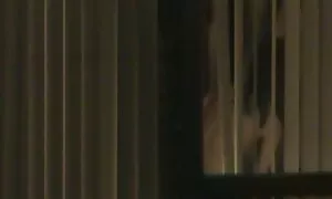 خانم چربی مقعد را با اسباب بازی ها آماده می کند و به پشت عكس كس و كير بام می دهد